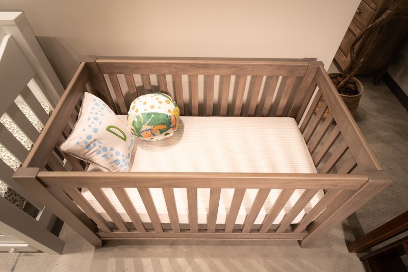 Amish West Lake Baby Crib Oak