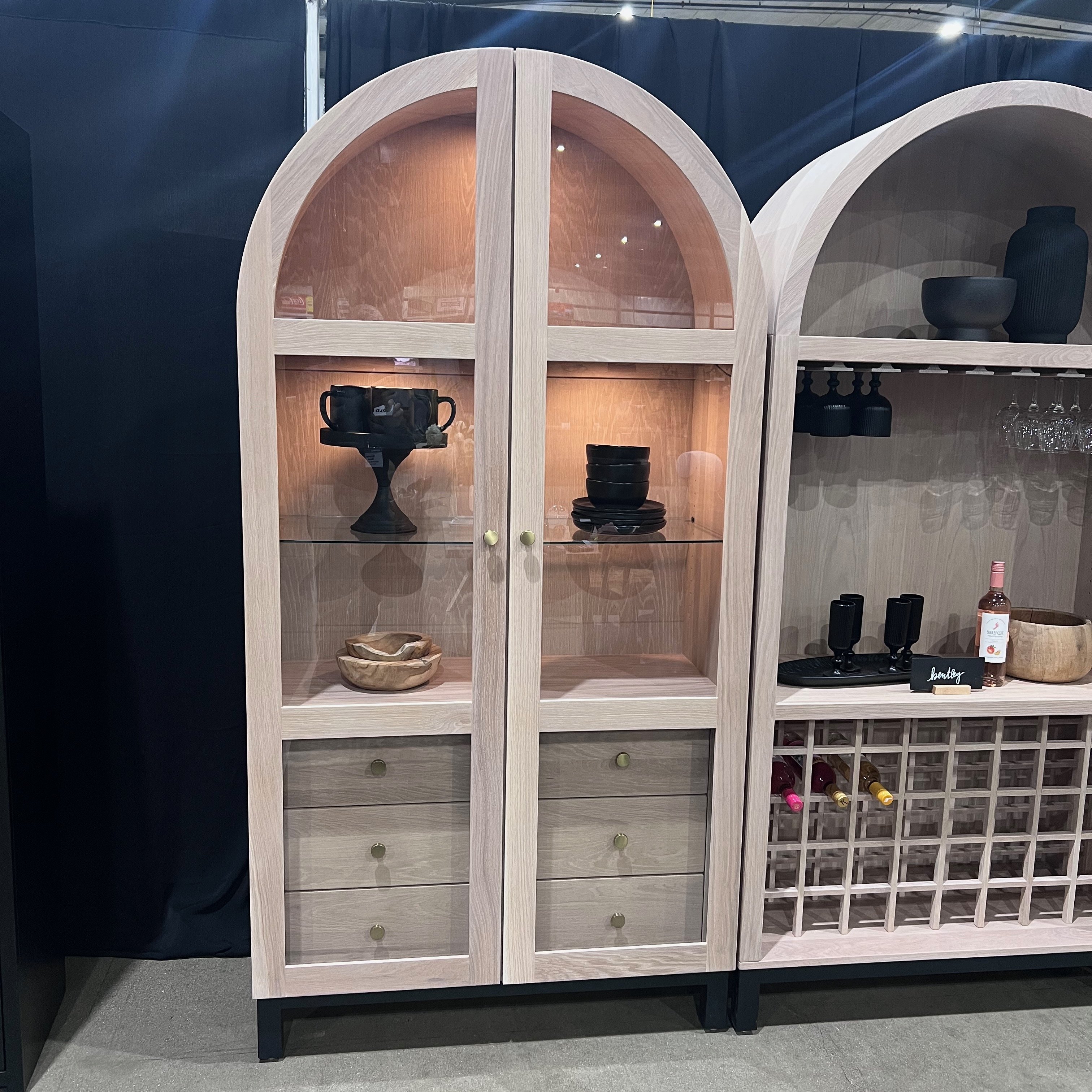 美品】DARCEY FIR ARCH CABINET / アーチ キャビネット Darcie Cabinet